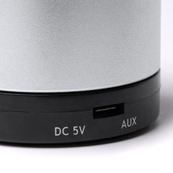 CORUS Trdls hyttaler laget av resirkulert aluminium. FM-radio og handsfree-funksjon