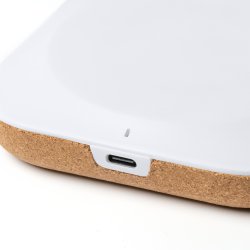 YARBO Trdls lader med trykk, av resirkulert ABS og naturkork.