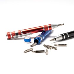 BRICO Multiverkty i aluminium i form av en penn.