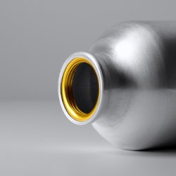 GELDA Aluminiumsflaske med karabinkrok og bambuslokk. 400 ml kapasitet.