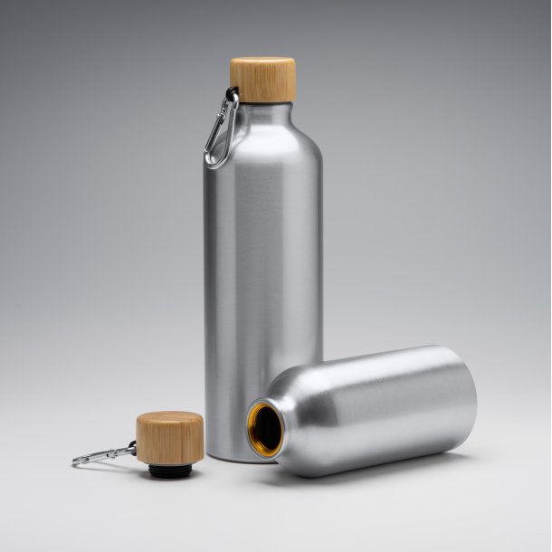 BROLY Aluminiumsflaske med trykk. Karabinkrok og bambus lokk. 800ml kapasitet.